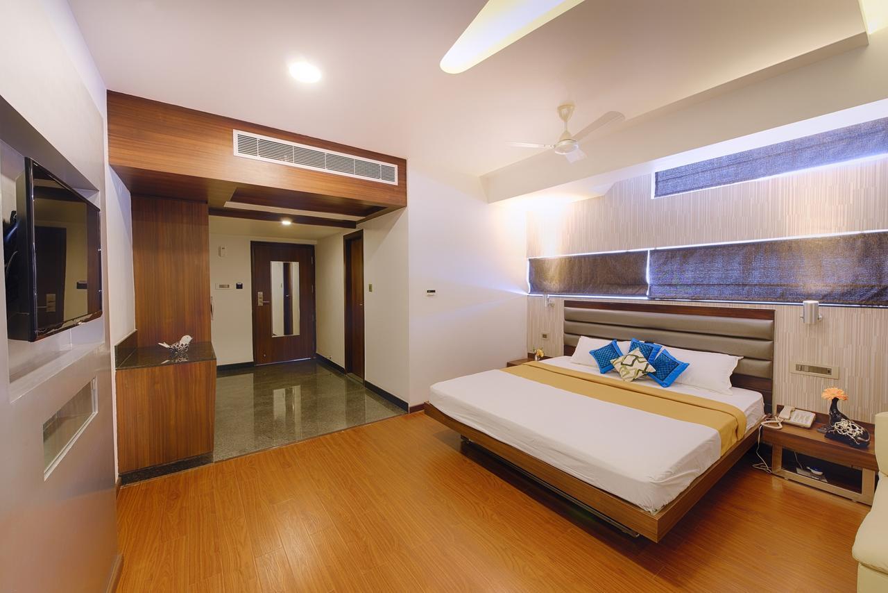 Hotel Priyadarshini Pride Hospet Esterno foto
