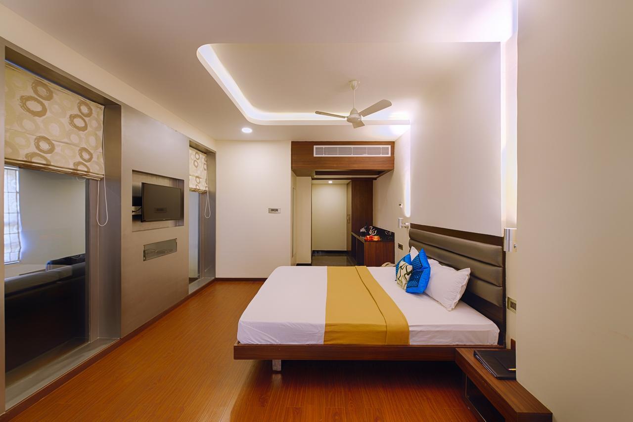 Hotel Priyadarshini Pride Hospet Esterno foto